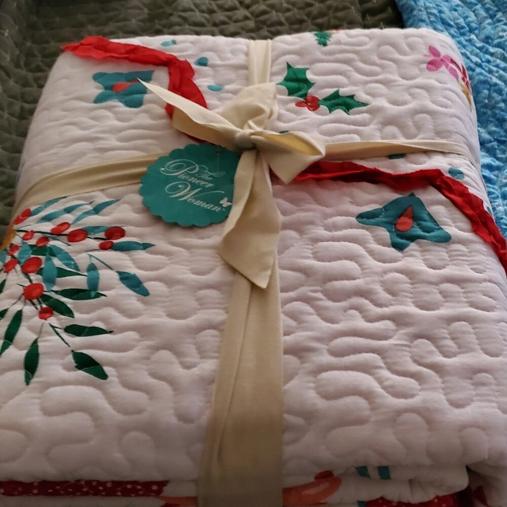 Pioneer Woman Queen Sized Christmas Comforter